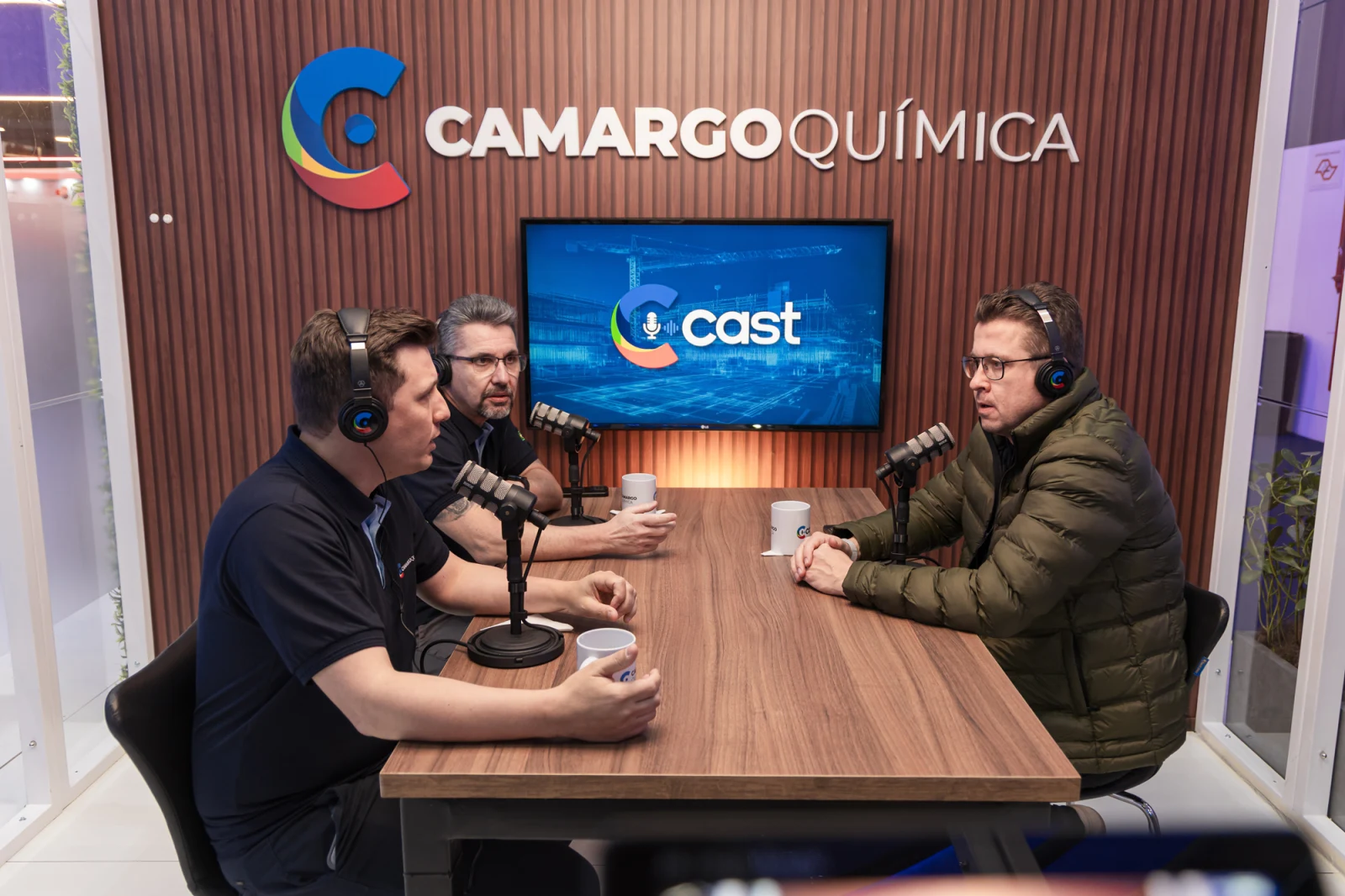 Roberto Vilela e convidados durante a gravação do C Cast da Camargo Química