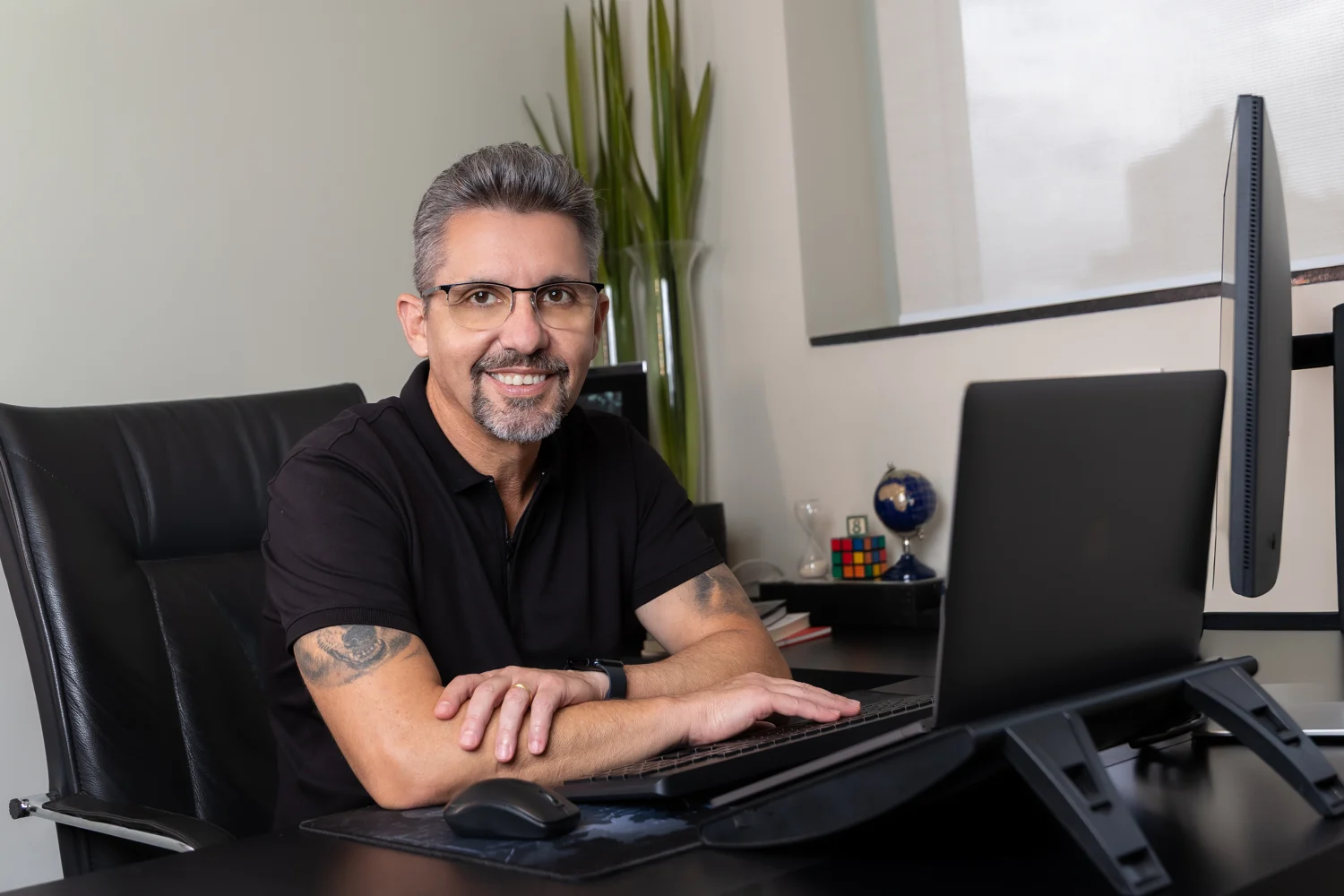 Roberto Vilela em seu ambiente de trabalho
