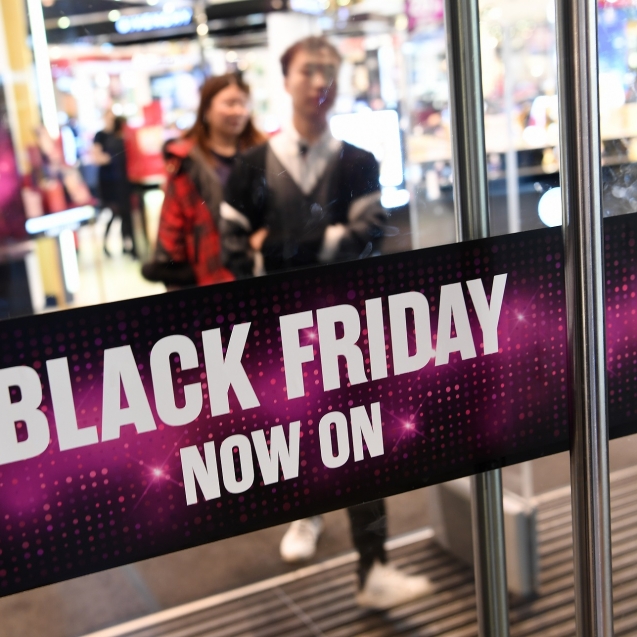 epa08027139 A Black Friday sale at a store on Oxford Street in London, Britain, 26 November 2019. Black Friday sales have begin across the UK.  Black Friday is on 29 November.  EPA/ANDY RAIN